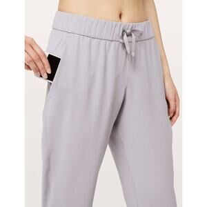453 - LULULEMON On The Fly Jogger in Silverscreen Sz 6